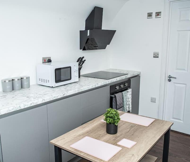 Aylesbury Apartment 1 With Free Parking Екстер'єр фото